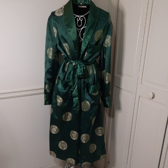 Elegant Green Satin Robe with Gold Accents - Picture 1 of 10